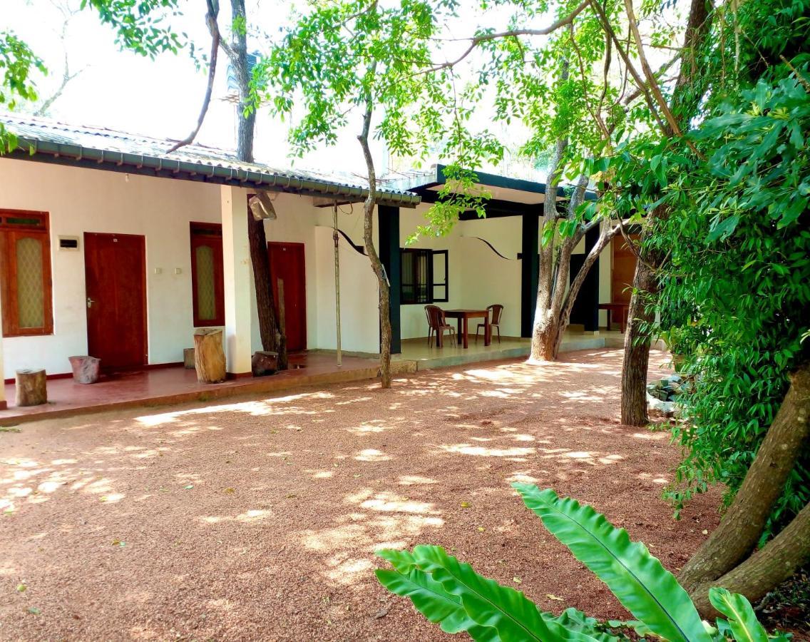 Hotel Nugasewana Guest à Anurâdhapura Extérieur photo
