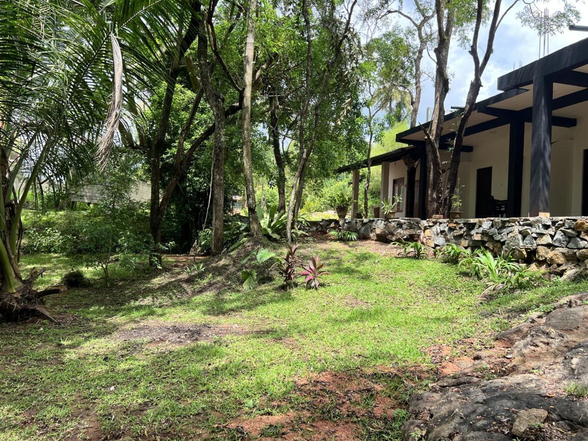 Hotel Nugasewana Guest à Anurâdhapura Extérieur photo