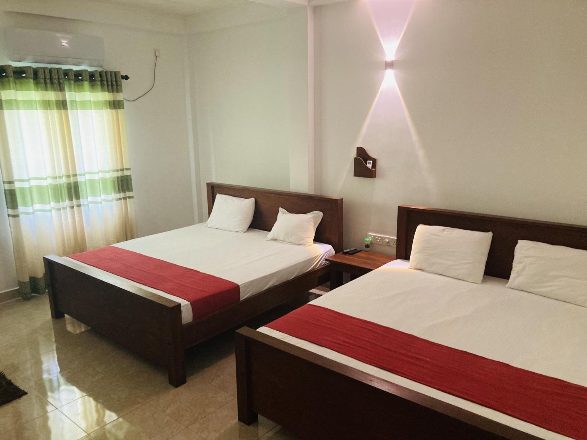 Hotel Nugasewana Guest à Anurâdhapura Extérieur photo