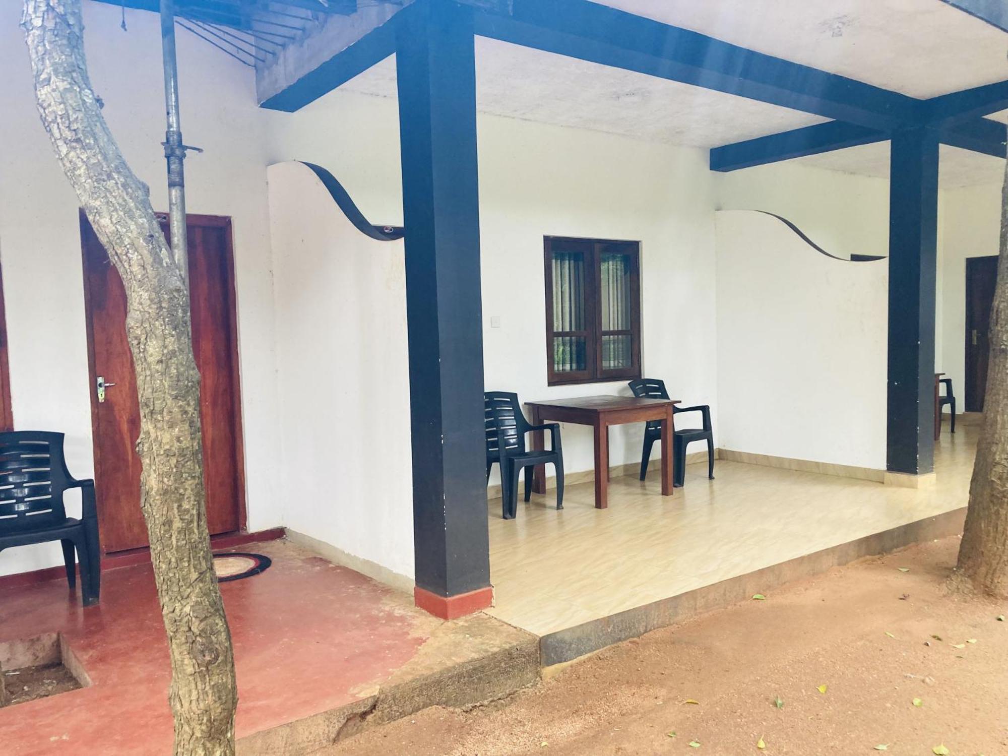 Hotel Nugasewana Guest à Anurâdhapura Extérieur photo