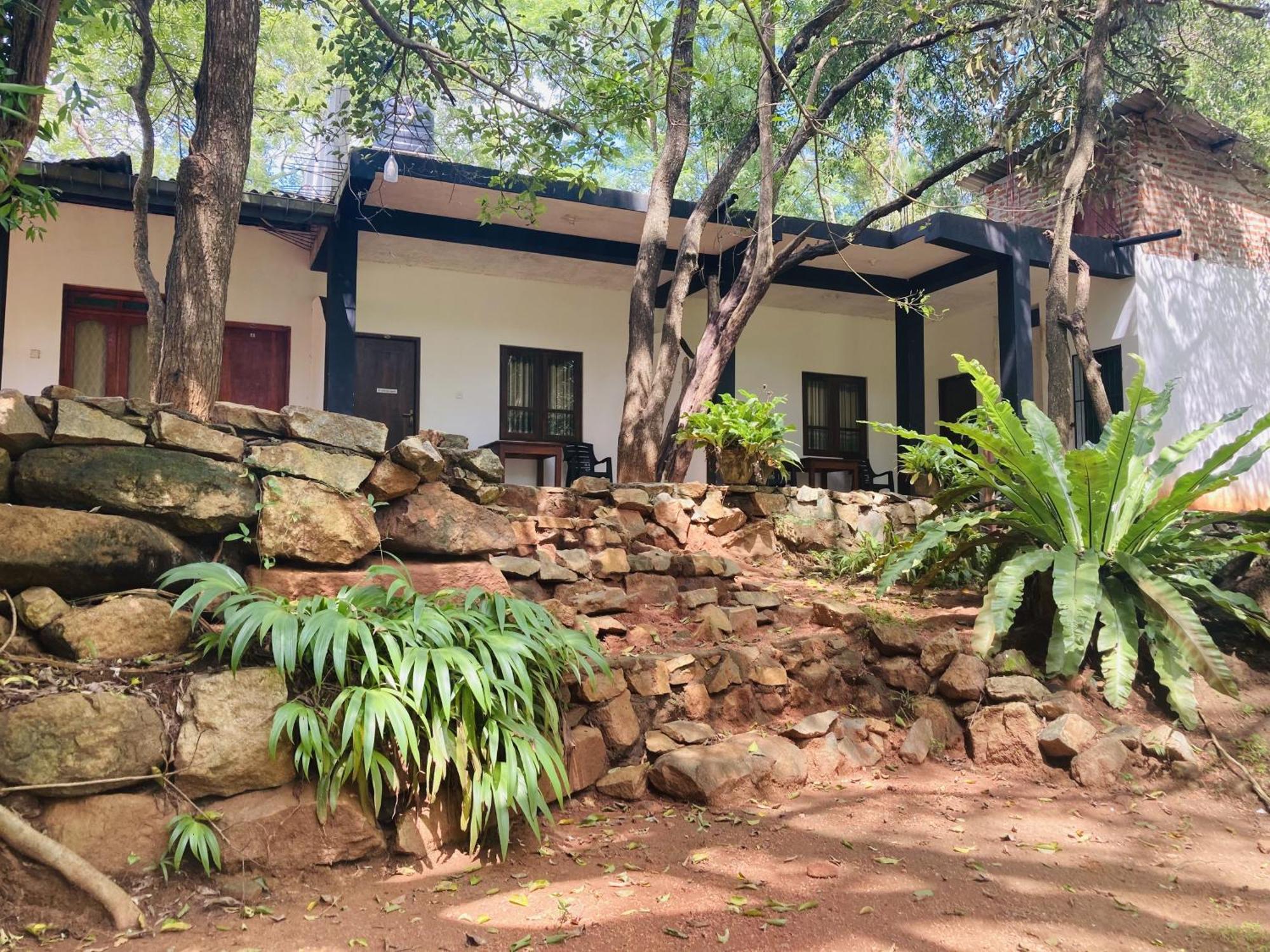 Hotel Nugasewana Guest à Anurâdhapura Extérieur photo